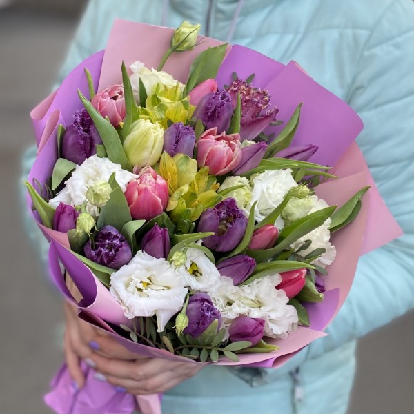 Тюльпаны с эустомой в упаковке