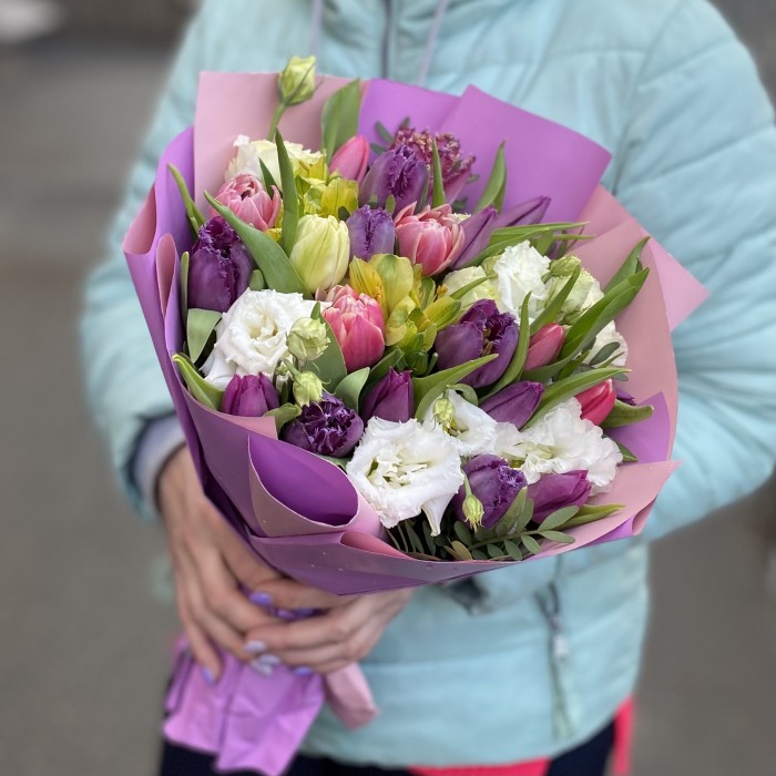 Тюльпаны с эустомой в упаковке