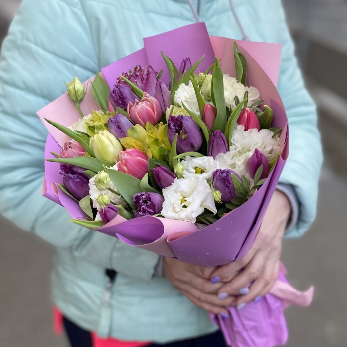 Тюльпаны с эустомой в упаковке