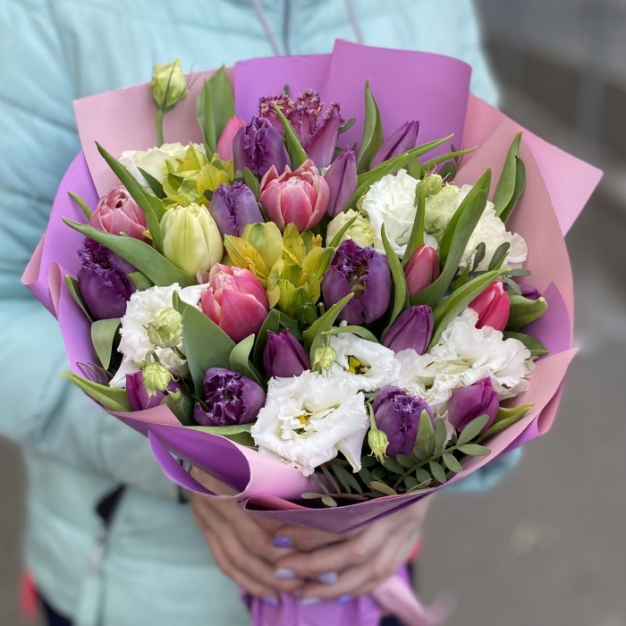 Тюльпаны с эустомой в упаковке
