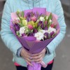 Тюльпаны с эустомой в упаковке