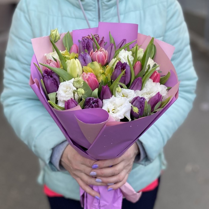 Тюльпаны с эустомой в упаковке