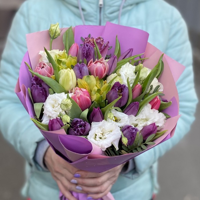 Тюльпаны с эустомой в упаковке