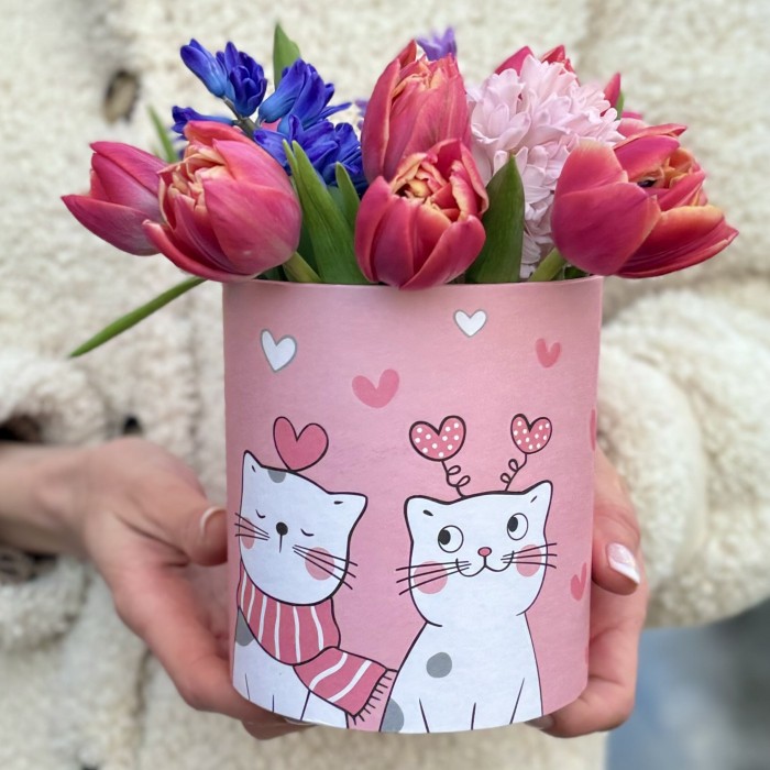 Тюльпаны с гиацинтами в коробке Котики
