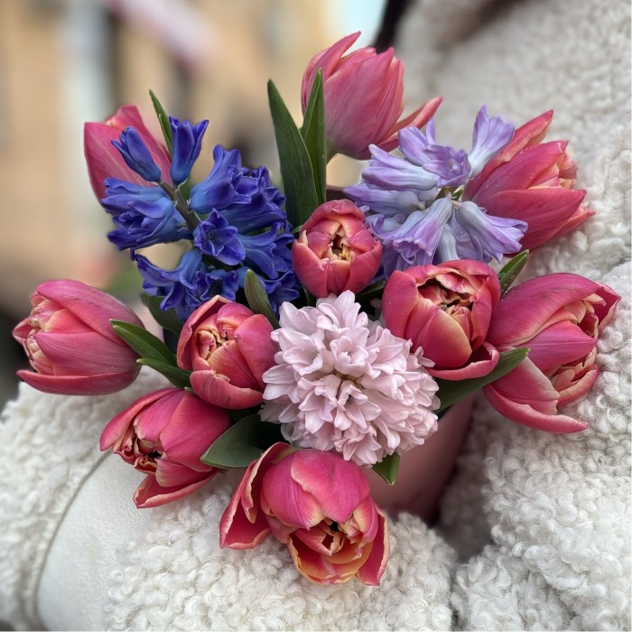 Тюльпаны с гиацинтами в коробке Котики