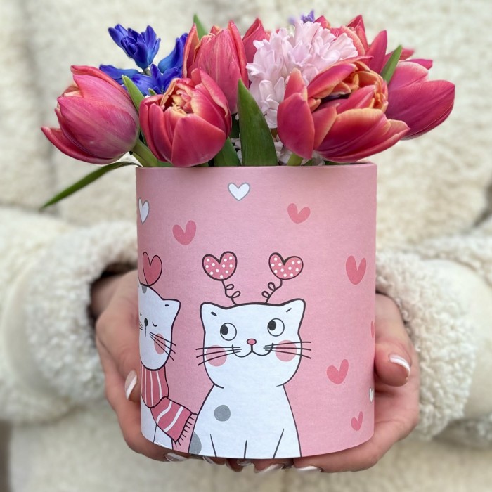 Тюльпаны с гиацинтами в коробке Котики