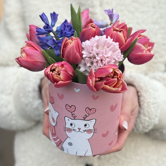 Тюльпаны с гиацинтами в коробке Котики