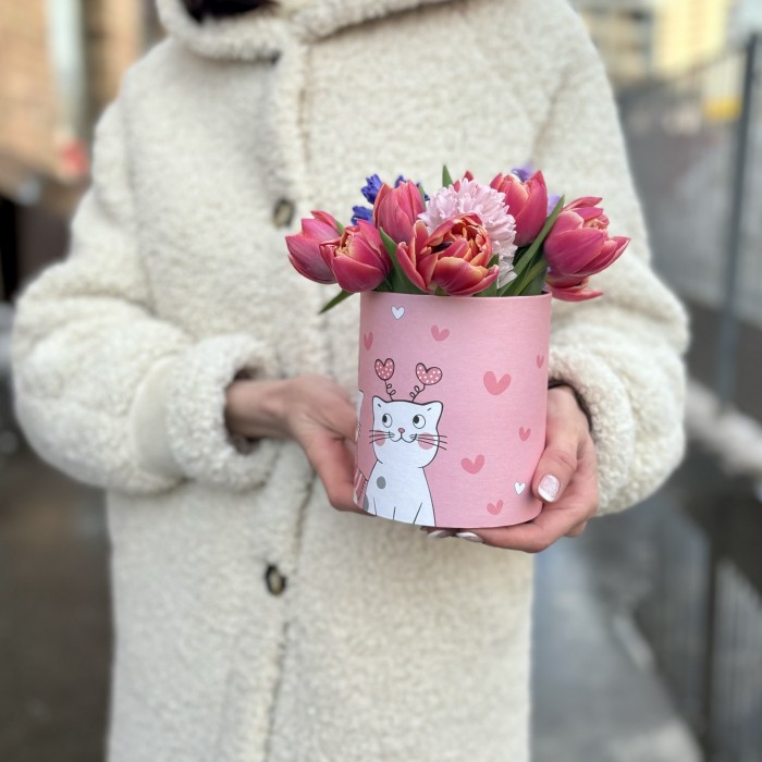 Тюльпаны с гиацинтами в коробке Котики