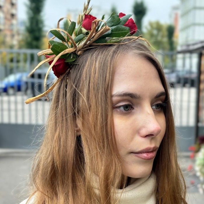 Украшение из цветов для прически Алый Каприз