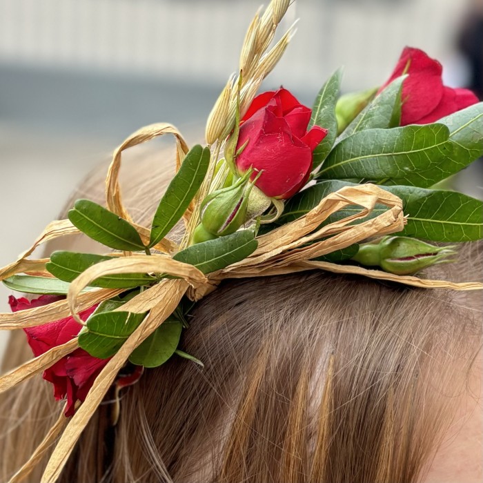 Украшение из цветов для прически Алый Каприз