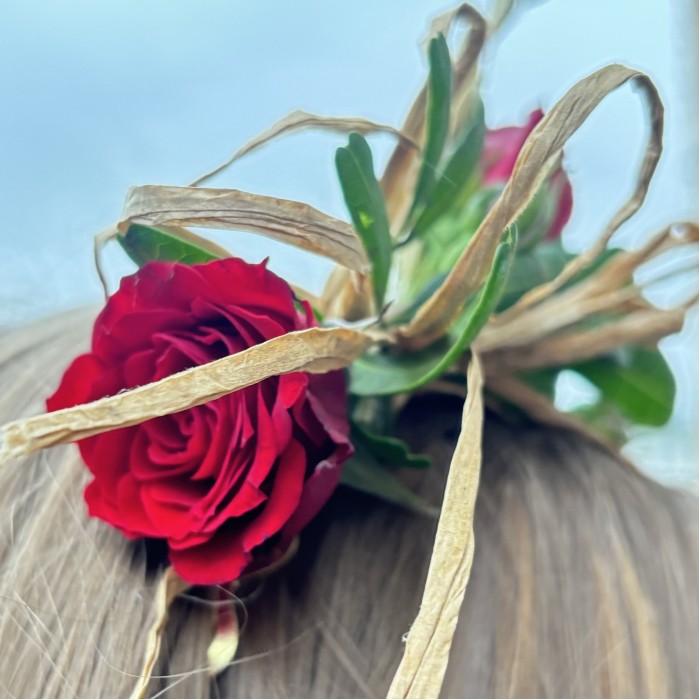 Украшение из цветов для прически Алый Каприз