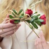 Украшение из цветов для прически Алый Каприз