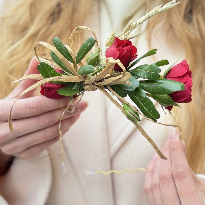 Украшение из цветов для прически Алый Каприз