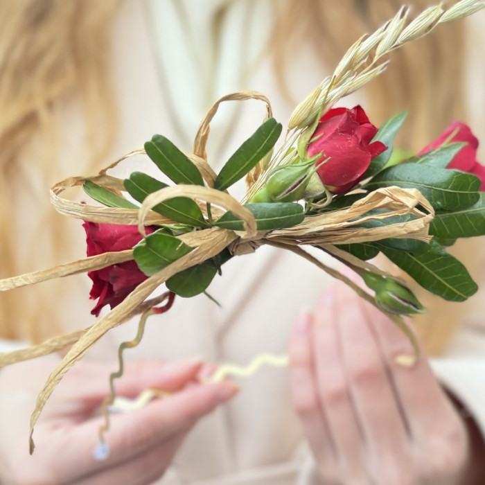 Украшение из цветов для прически Алый Каприз