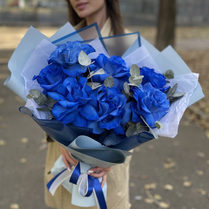 ВАУ-букет из синих роз с эвкалиптом