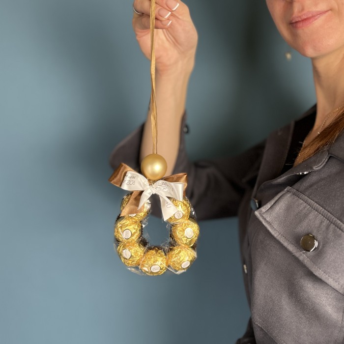 Венок из конфет