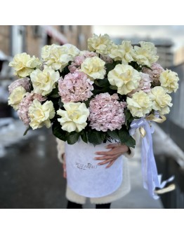 ВАУ-букет с белыми розами и гортензией