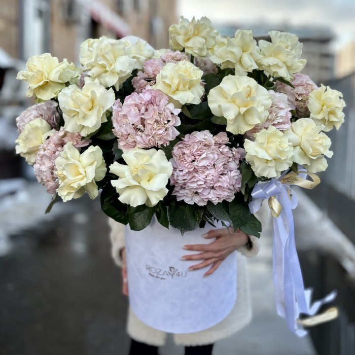 ВАУ-букет с белыми розами и гортензией