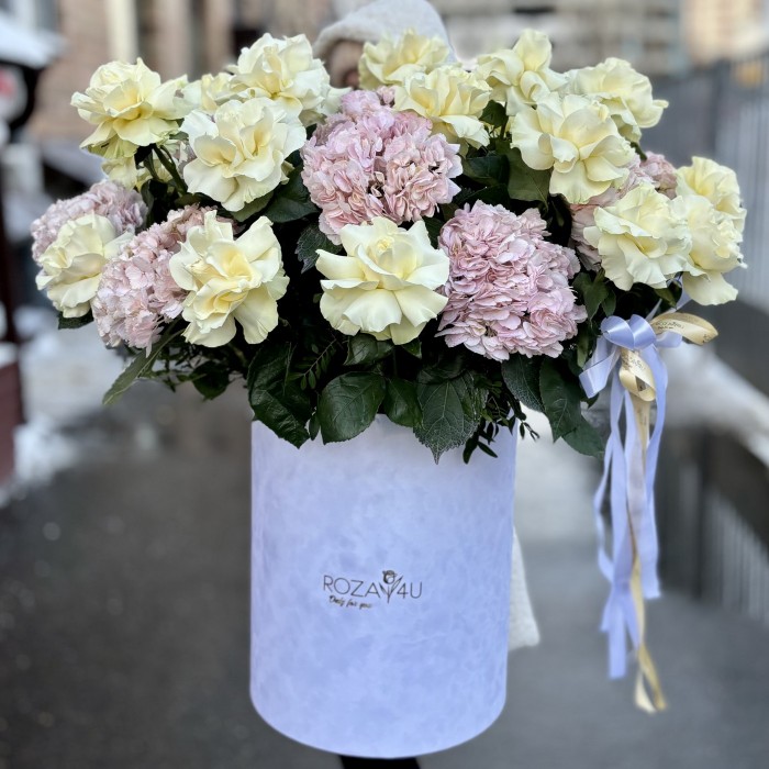 ВАУ-букет с белыми розами и гортензией