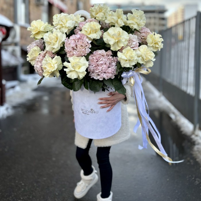 ВАУ-букет с белыми розами и гортензией