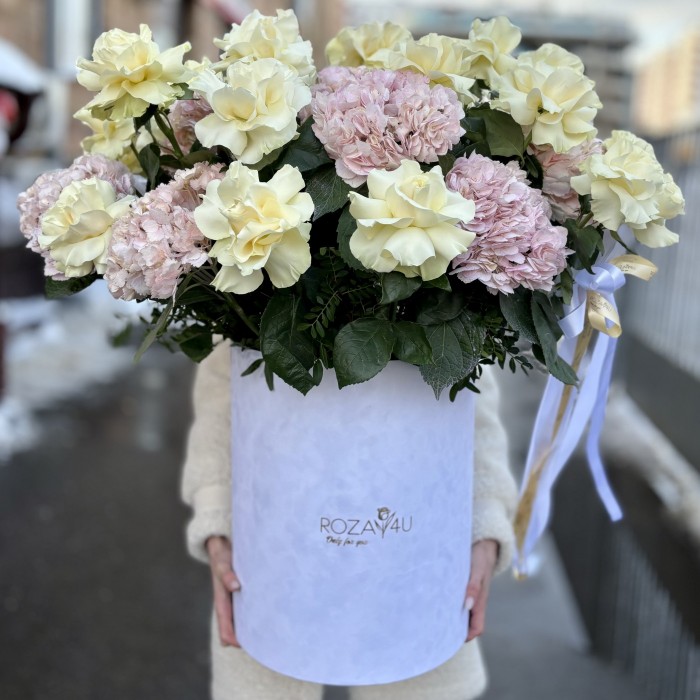 ВАУ-букет с белыми розами и гортензией
