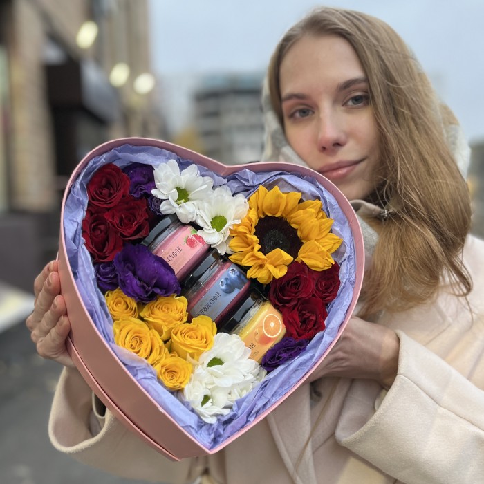 Яркая коробка Сердце с медом Любимой Маме