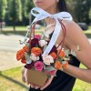 Яркая композиция из кустовых роз в сумочке MIX