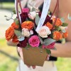 Яркая композиция из кустовых роз в сумочке MIX