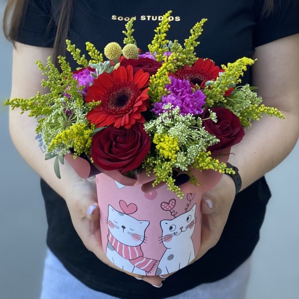 Яркая композиция в коробке Котики