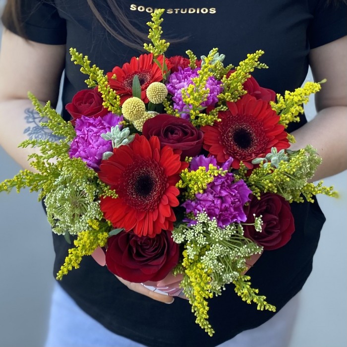 Яркая композиция в коробке Котики