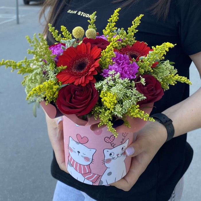 Яркая композиция в коробке Котики