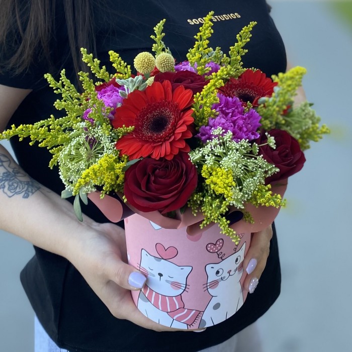 Яркая композиция в коробке Котики