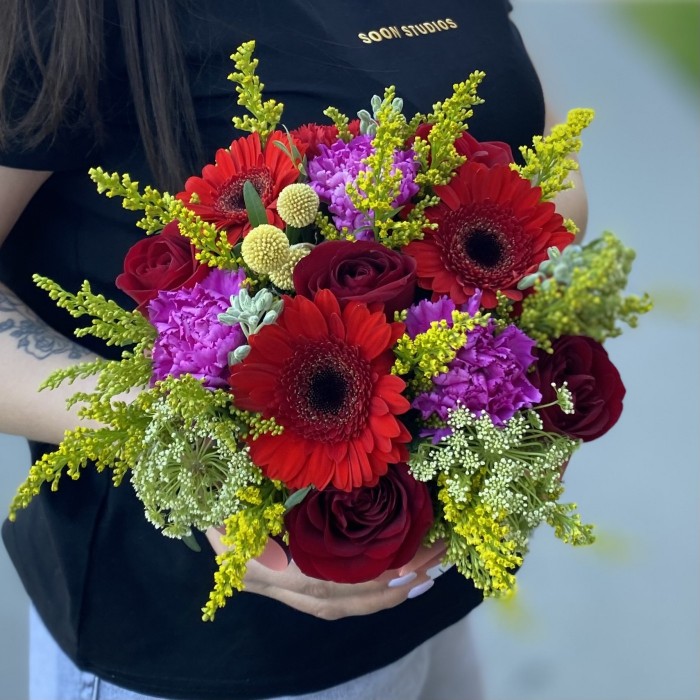 Яркая композиция в коробке Котики