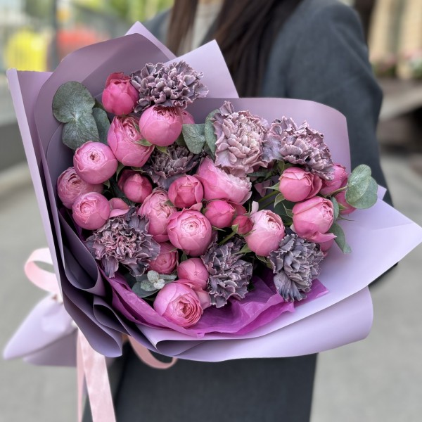 Яркая роза Сильва Пинк с гвоздиками