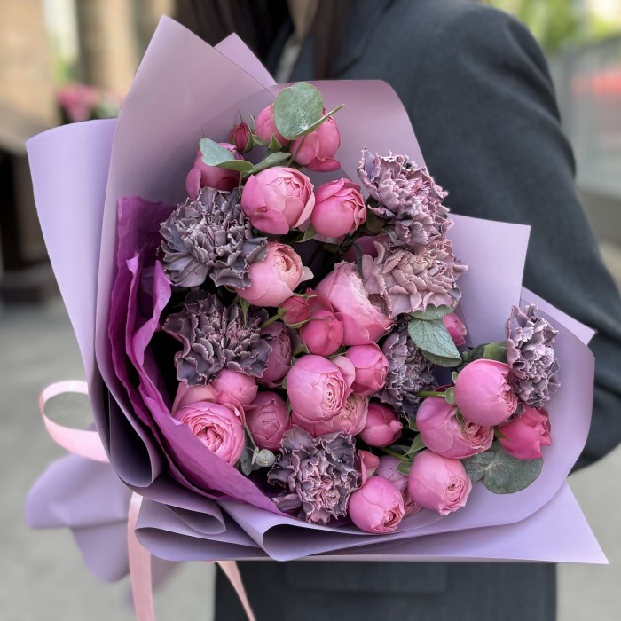 Яркая роза Сильва Пинк с гвоздиками