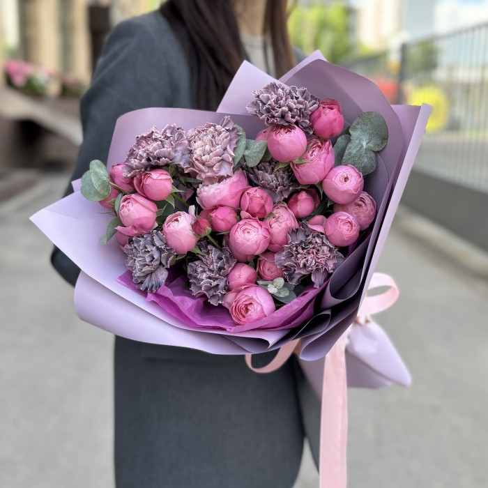 Яркая роза Сильва Пинк с гвоздиками