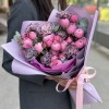 Яркая роза Сильва Пинк с гвоздиками