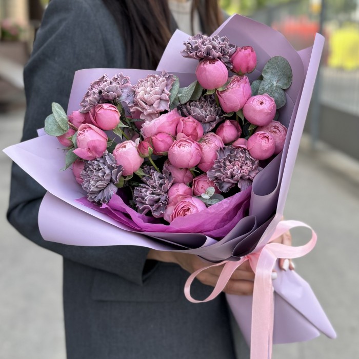 Яркая роза Сильва Пинк с гвоздиками