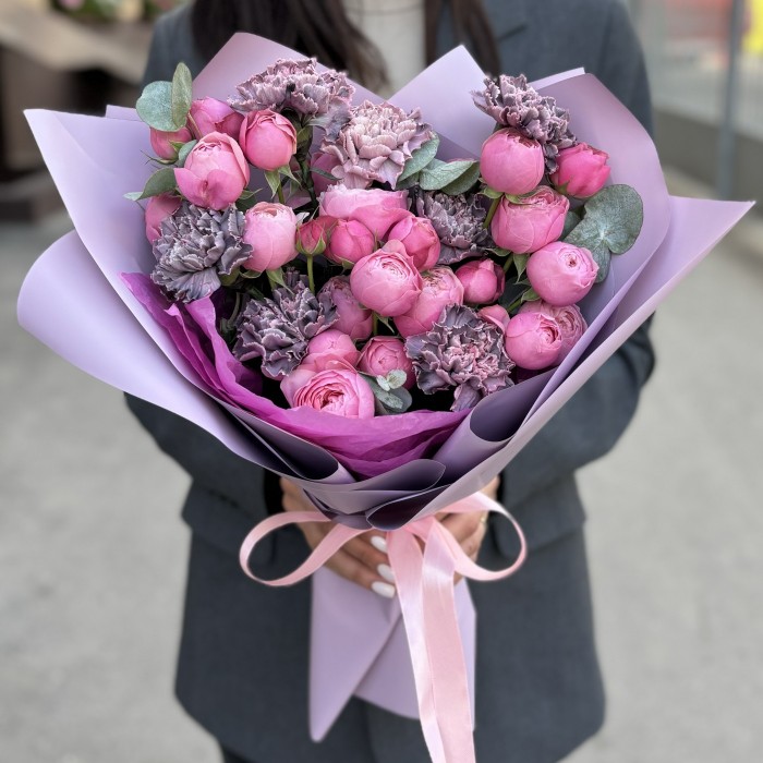 Яркая роза Сильва Пинк с гвоздиками