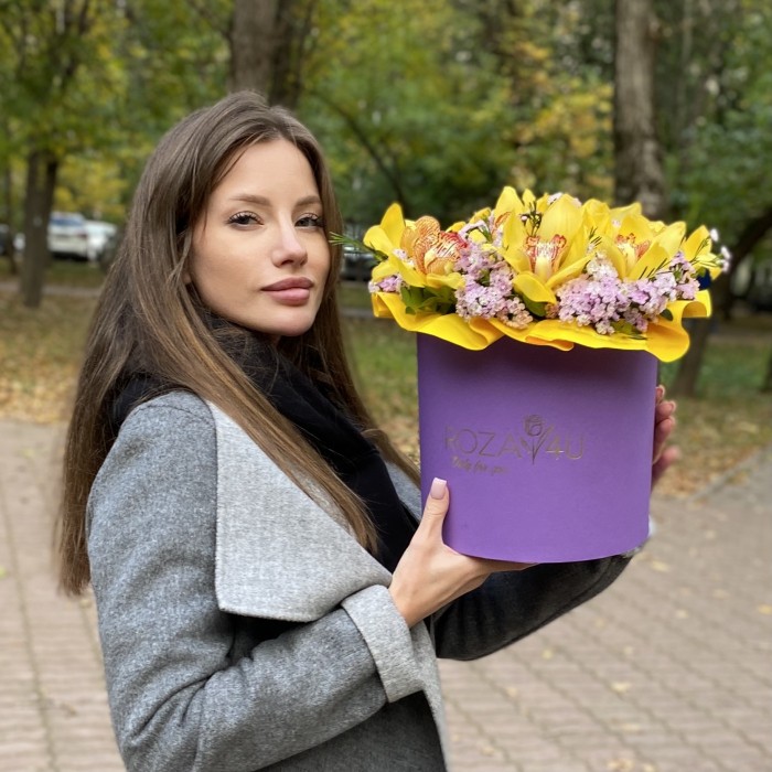 Яркие желтые орхидеи в коробке