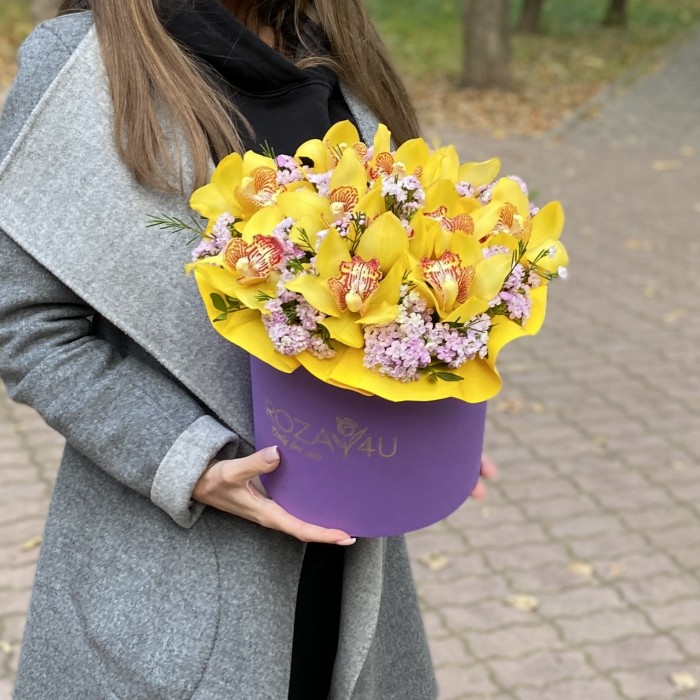 Яркие желтые орхидеи в коробке