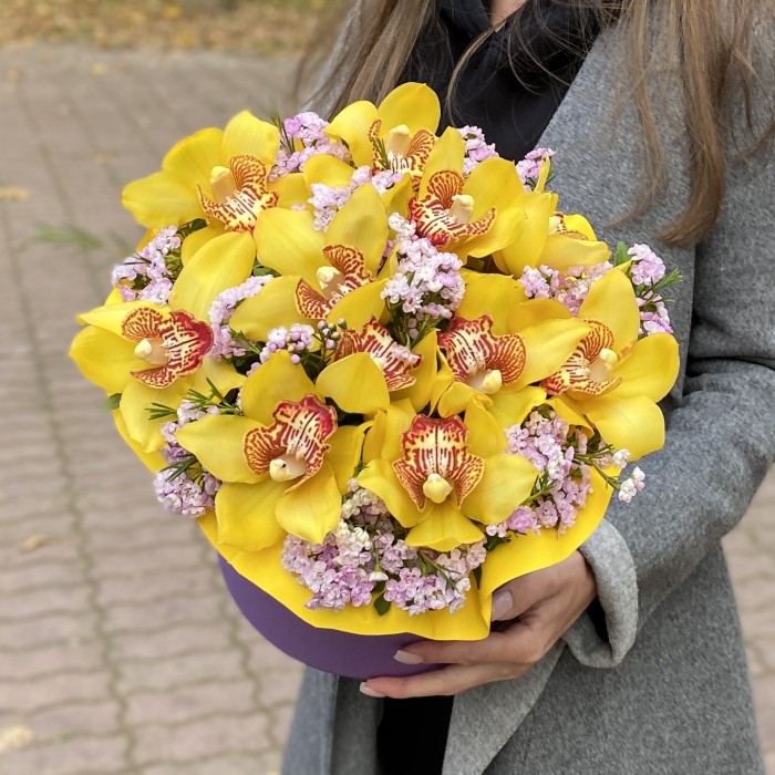 Яркие желтые орхидеи в коробке