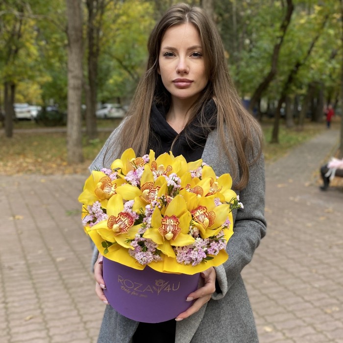Яркие желтые орхидеи в коробке