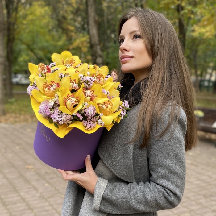 Яркие желтые орхидеи в коробке