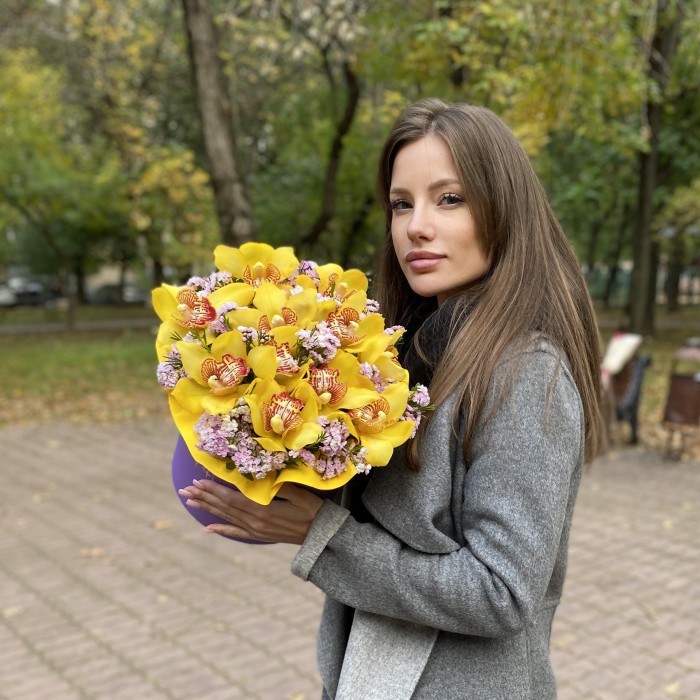 Яркие желтые орхидеи в коробке