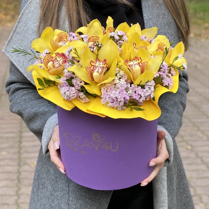 Яркие желтые орхидеи в коробке