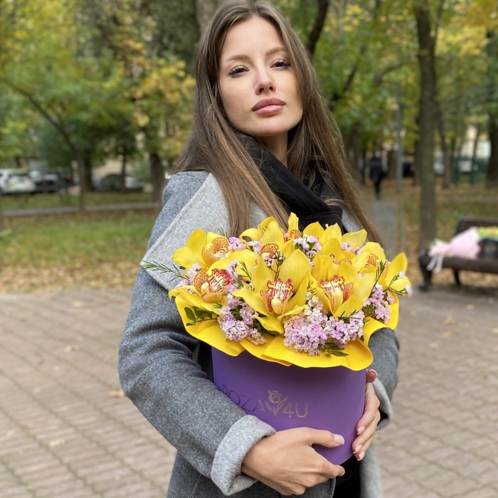 Яркие желтые орхидеи в коробке