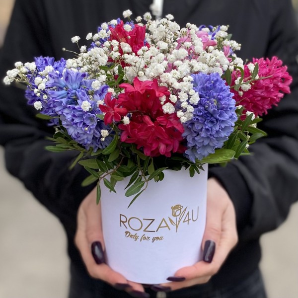 Яркие гиацинты с гипсофилой в коробке