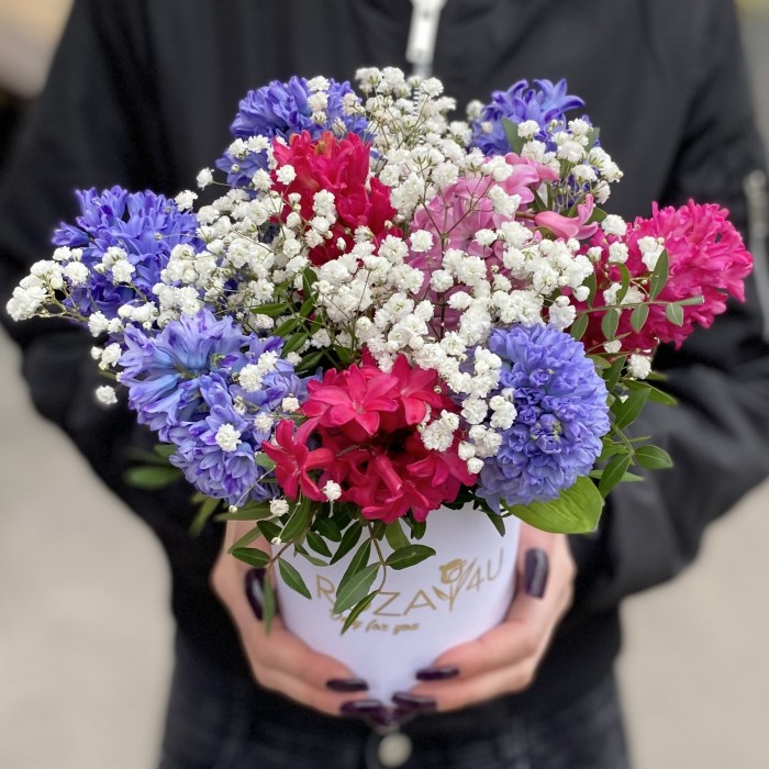 Яркие гиацинты с гипсофилой в коробке