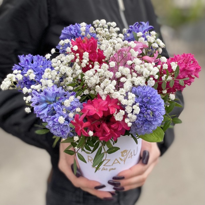 Яркие гиацинты с гипсофилой в коробке